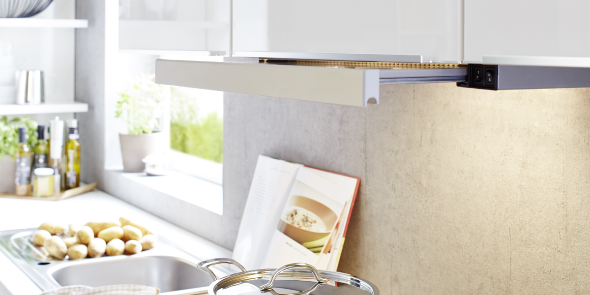 Er zijn vele mogelijkheden bij het kiezen van een afzuigkap. Bladafzuiging, plafondunits, wandafzuiging en of diagonale afzuiging*. Ongeacht welke keuze u maakt, alle afzuigkappen zorgen dankzij hun innovatieve techniek voor een fijne kookomgeving. * Vraag om specificaties aan uw keukenadviseur.