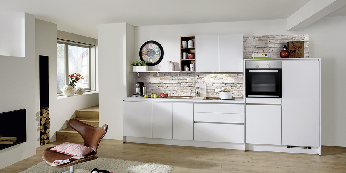 Alles in één blok? Precies! Zo praktisch kan de keukenindeling zijn. Met een lijnkeuken hebt u minder ruimte nodig maar haalt u er maximaal profijt uit. We helpen u graag bij de planning en uitvoering van deze compacte en intelligente oplossingen.