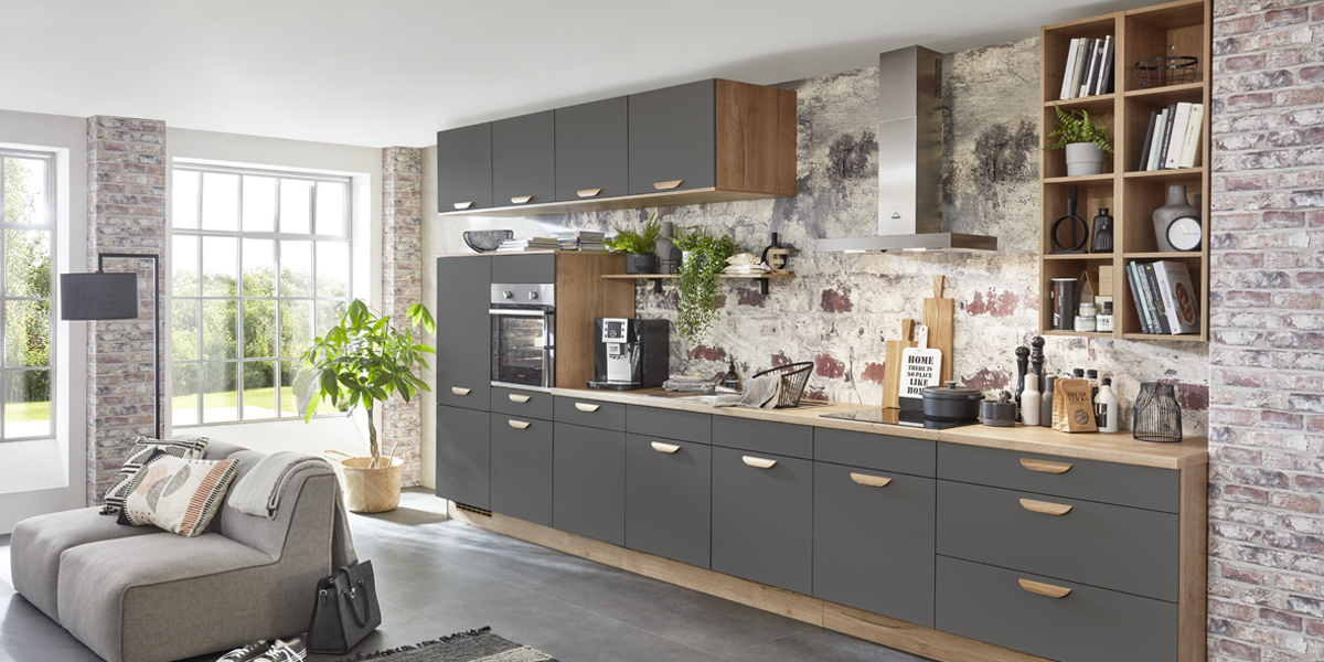 Alles in één blok? Precies! Zo praktisch kan de keukenindeling zijn. Met een lijnkeuken hebt u minder ruimte nodig maar haalt u er maximaal profijt uit. We helpen u graag bij de planning en uitvoering van deze compacte en intelligente oplossingen.