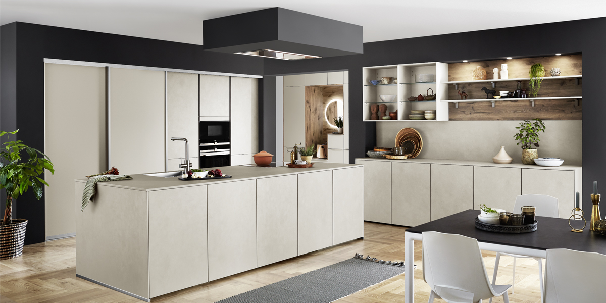 Er zijn vele mogelijkheden bij het kiezen van een afzuigkap. Bladafzuiging, plafondunits, wandafzuiging en of diagonale afzuiging*. Ongeacht welke keuze u maakt, alle afzuigkappen zorgen dankzij hun innovatieve techniek voor een fijne kookomgeving. * Vraag om specificaties aan uw keukenadviseur.