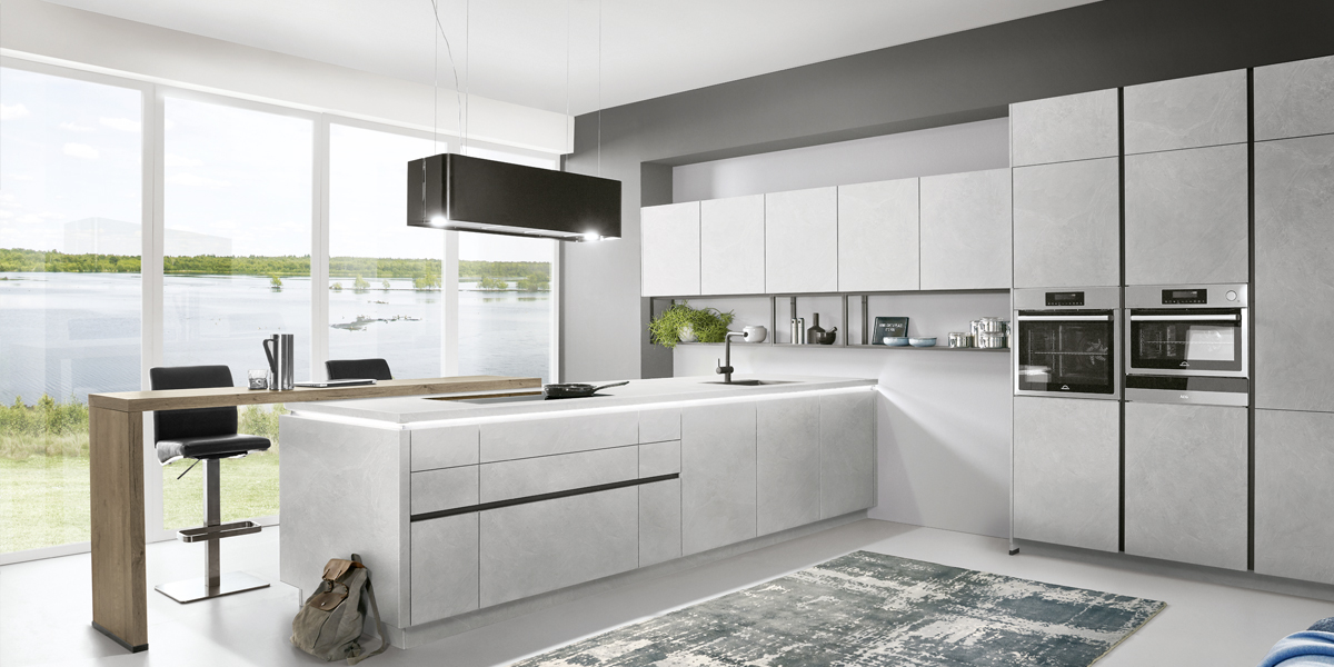 Er zijn vele mogelijkheden bij het kiezen van een afzuigkap. Bladafzuiging, plafondunits, wandafzuiging en of diagonale afzuiging*. Ongeacht welke keuze u maakt, alle afzuigkappen zorgen dankzij hun innovatieve techniek voor een fijne kookomgeving. * Vraag om specificaties aan uw keukenadviseur.