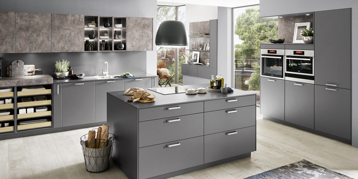 Er zijn vele mogelijkheden bij het kiezen van een afzuigkap. Bladafzuiging, plafondunits, wandafzuiging en of diagonale afzuiging*. Ongeacht welke keuze u maakt, alle afzuigkappen zorgen dankzij hun innovatieve techniek voor een fijne kookomgeving. * Vraag om specificaties aan uw keukenadviseur.