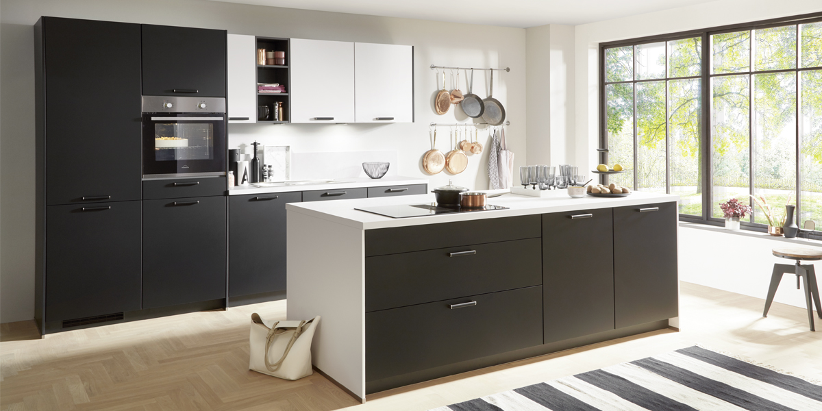 En daar hoort u bij. Zo kan het concept van het kookeiland worden samengevat. Deze keukenstijl is bijzonder aantrekkelijk als u de keuken ook als trefpunt ziet.