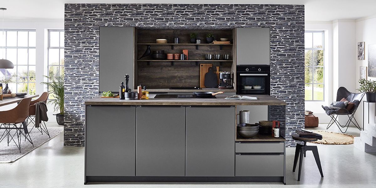 En daar hoort u bij. Zo kan het concept van het kookeiland worden samengevat. Deze keukenstijl is bijzonder aantrekkelijk als u de keuken ook als trefpunt ziet.